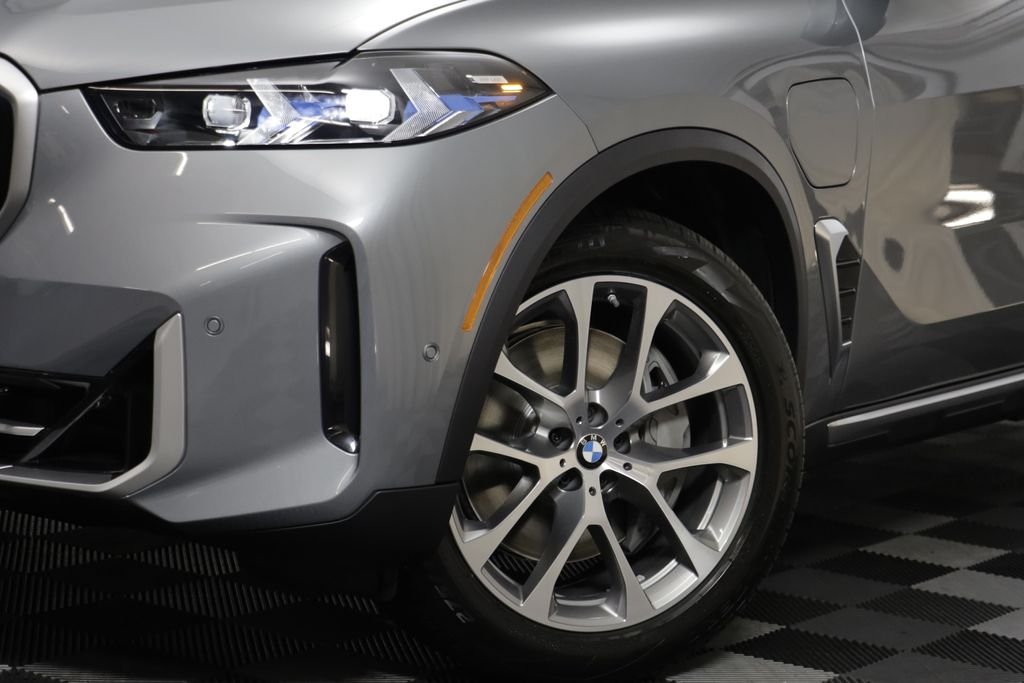 New 2026 Skyscraper Grey Metallic BMW xDrive50e image 4