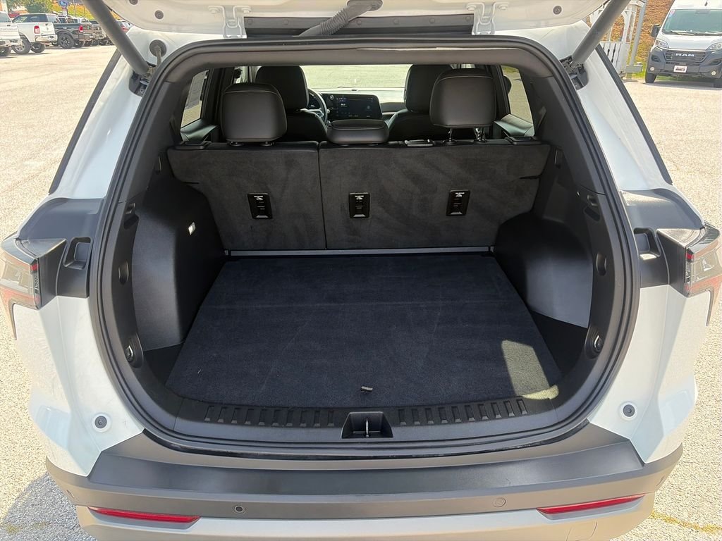 Used 2025 White Chevrolet LT image 22