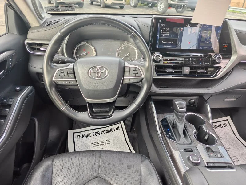 Used 2022 Black Toyota Platinum image 31