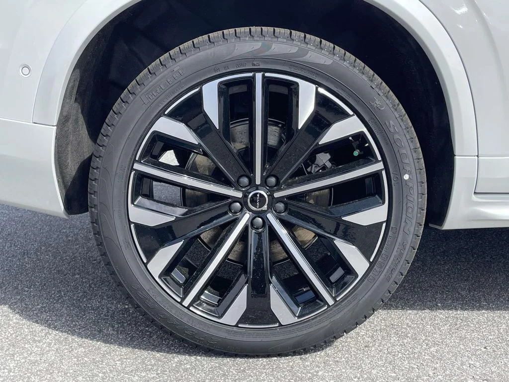 New 2026 Crystal White Volvo Plus image 31