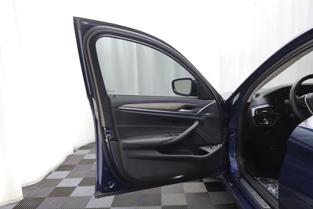 Used 2022 Phytonic Blue Metallic BMW 530e iPerformance image 4