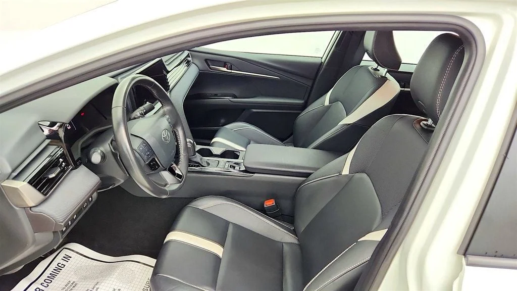 Used 2025 Ice Cap Toyota SE AWD image 10