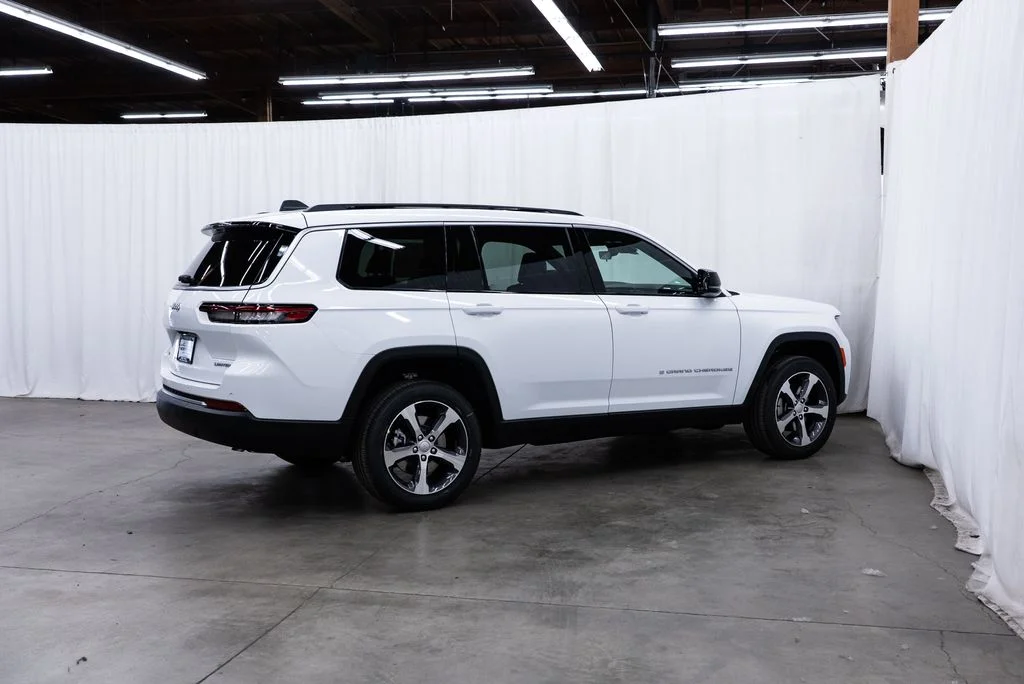 New 2026 Bright White Clear-Coat Exterior Paint Jeep Limited image 6