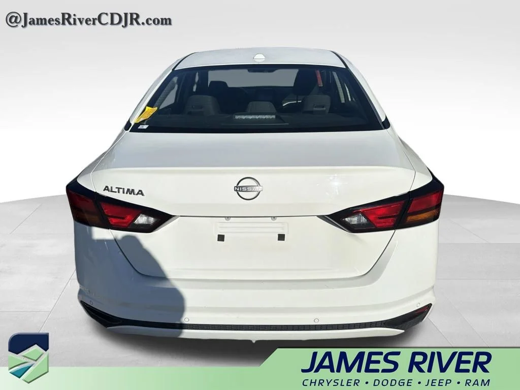 Used 2025 White Nissan 2.5 SV image 6