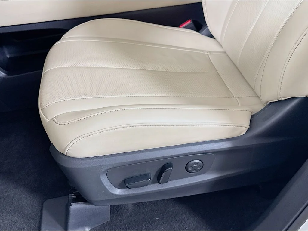 Certified Used 2025 White INFINITI LUXE image 26