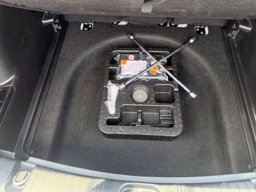 Used 2022 White Jeep Latitude image 41