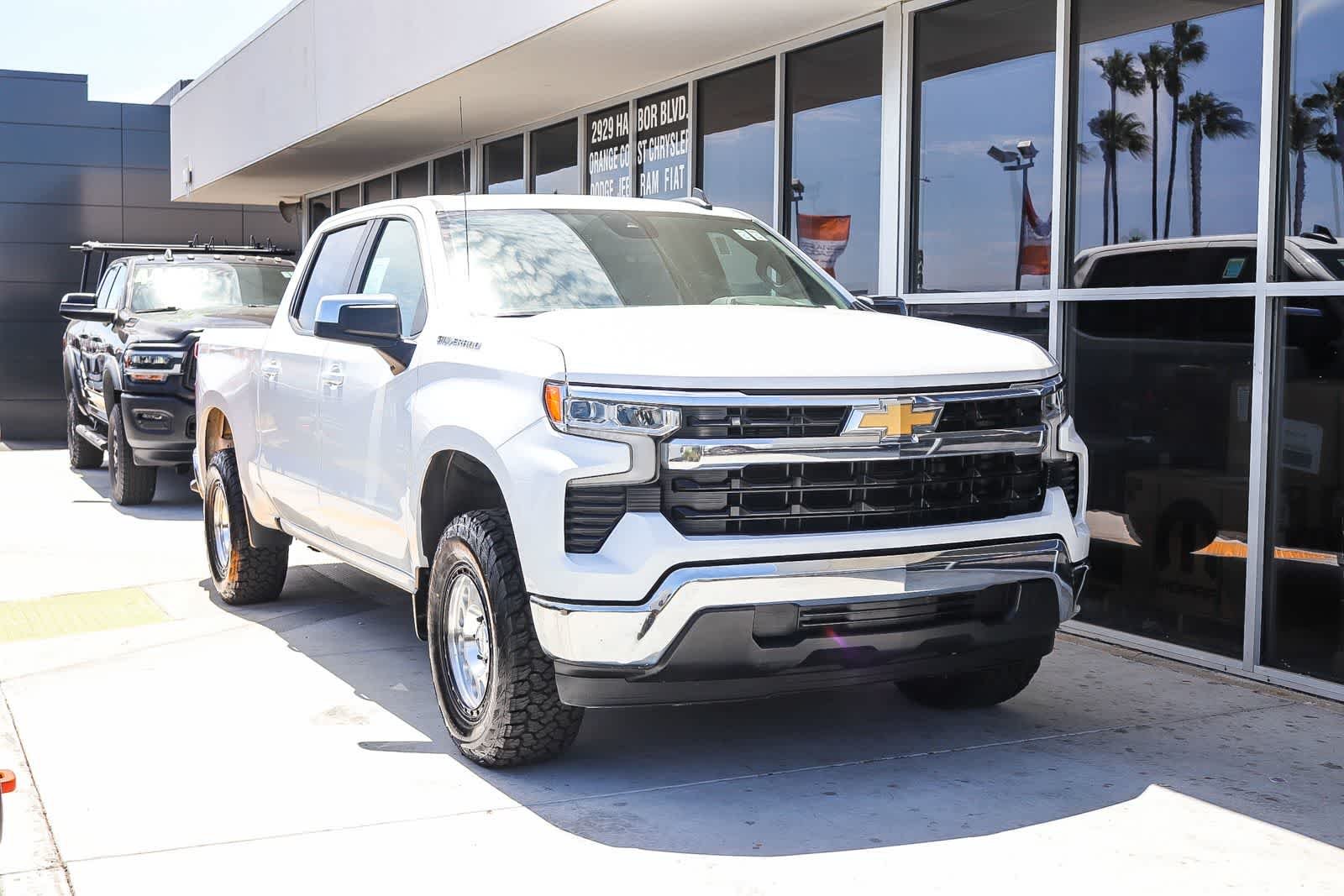 Used 2025 Summit White Chevrolet LT image 3