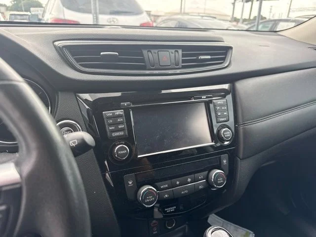 Used 2017 White Nissan SL image 3
