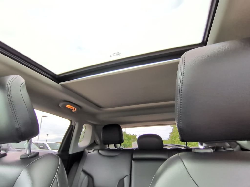 Used 2022 White Jeep Latitude image 43