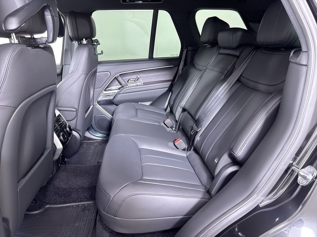 New 2026 SANTORN BLK MET Land Rover SE image 20