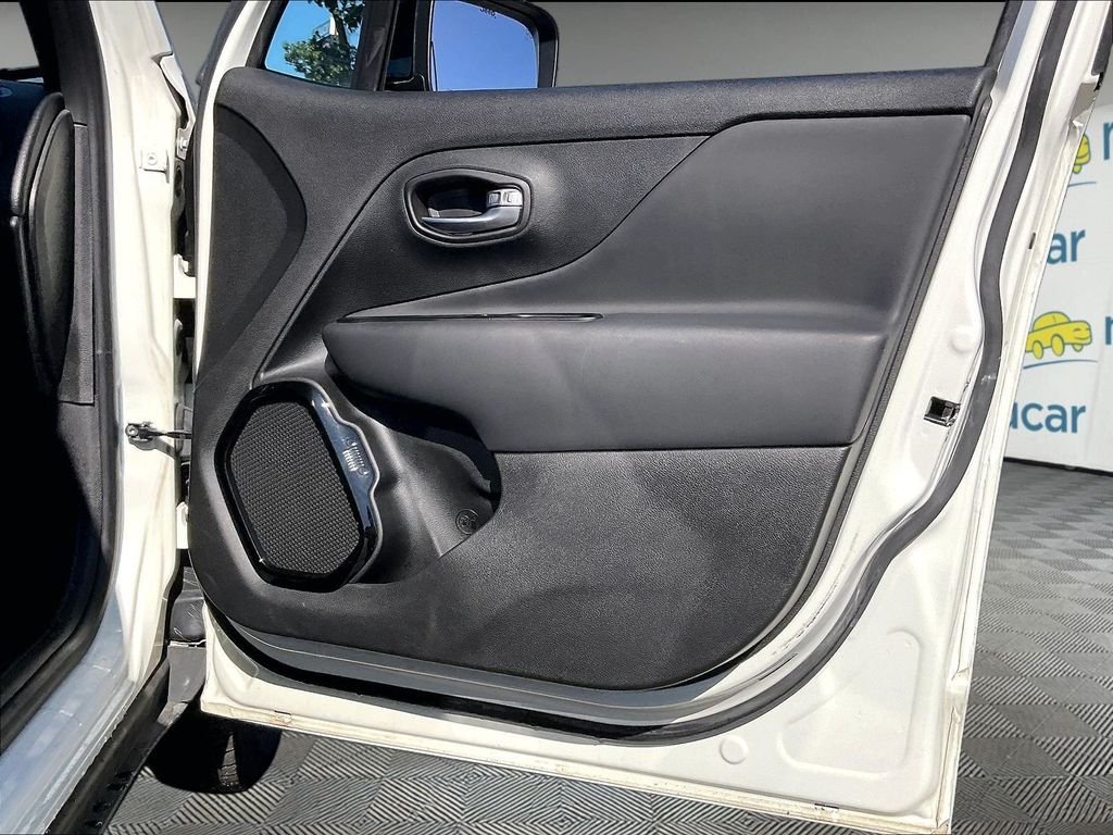 Used 2022 Alpine White Clearcoat Jeep Altitude image 11