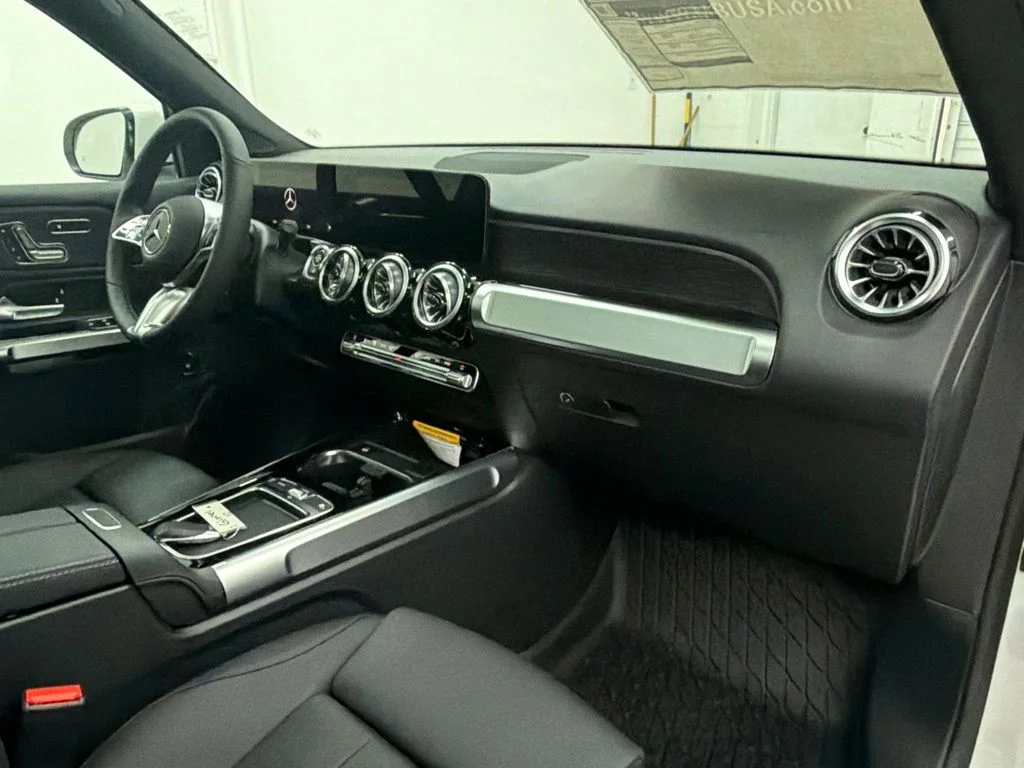 New 2026 White Mercedes-Benz GLB 250 image 27