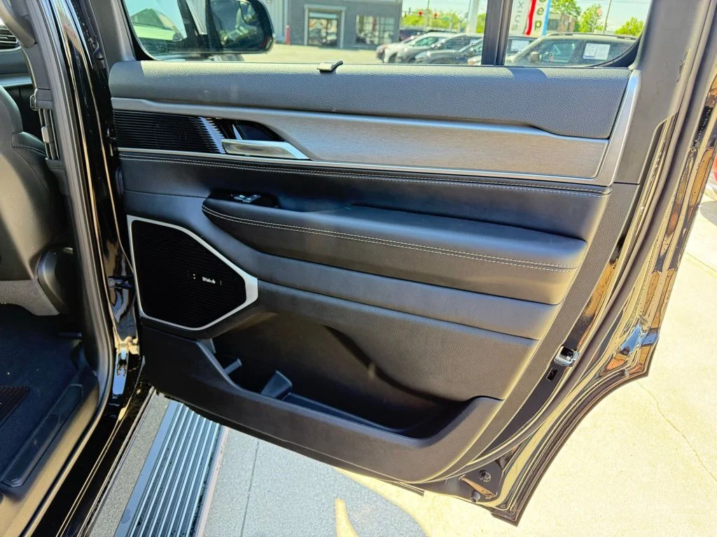 New 2026 High Gloss Black Exterior Paint Jeep Limited Reserve image 44