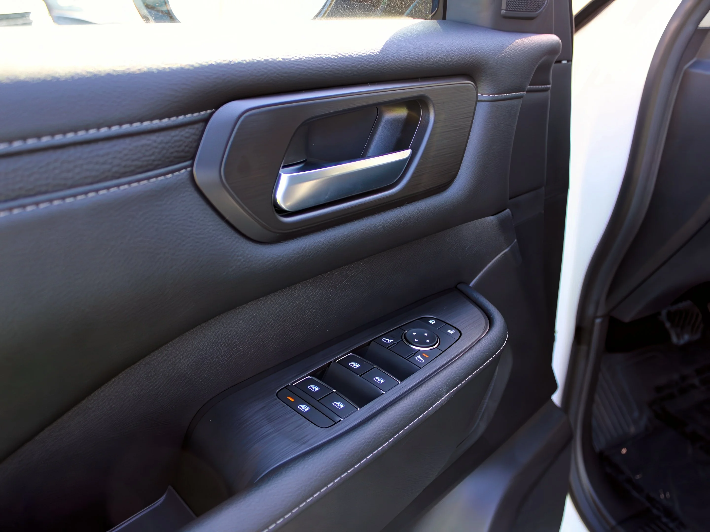 2026 Nissan Armada SV - Photo 11