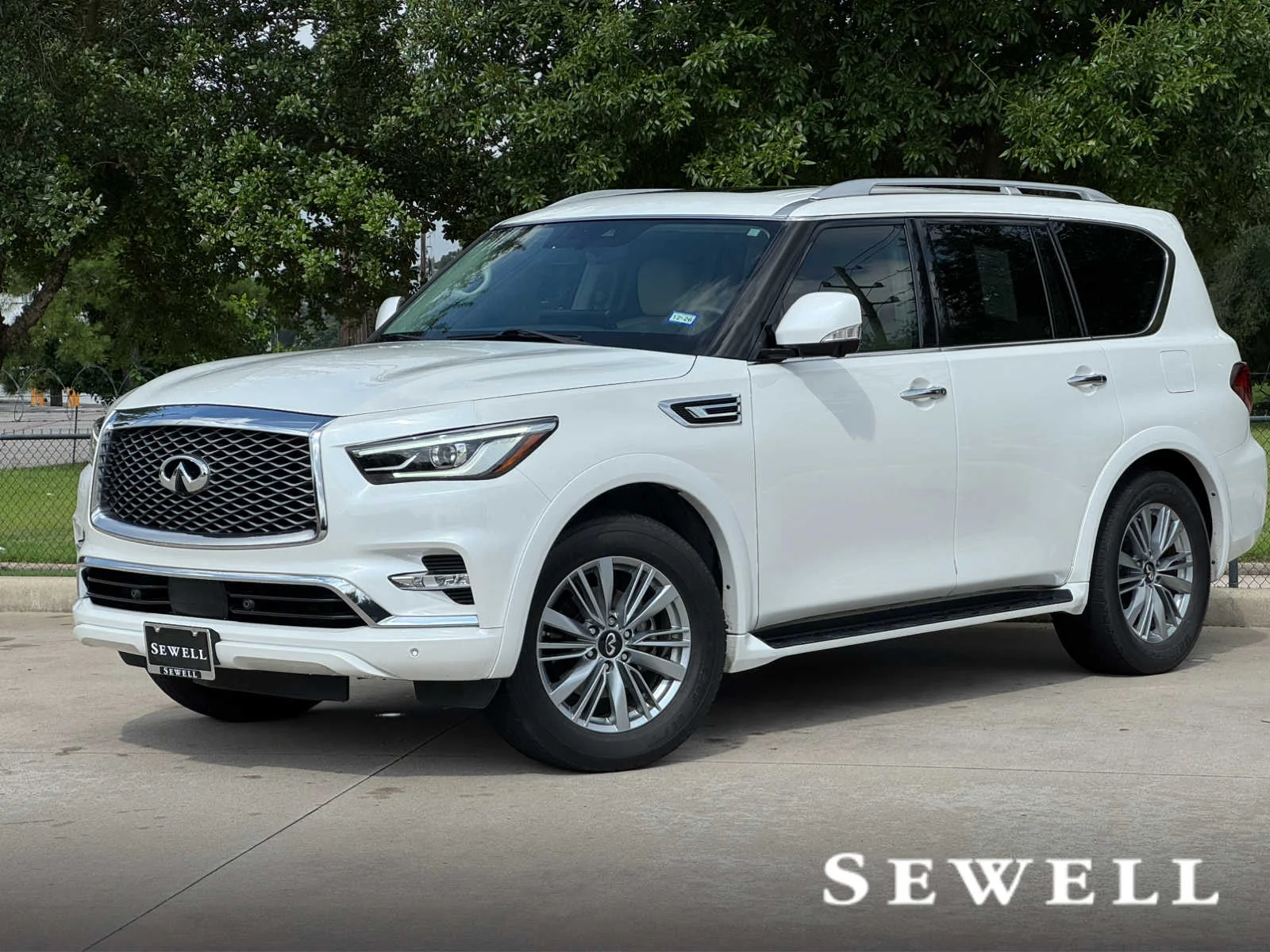 2023 INFINITI QX80 LUXE