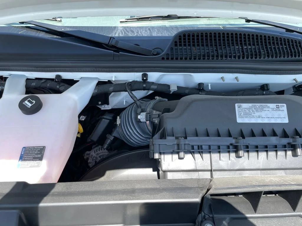 New 2025 Summit White GMC 1WT image 38