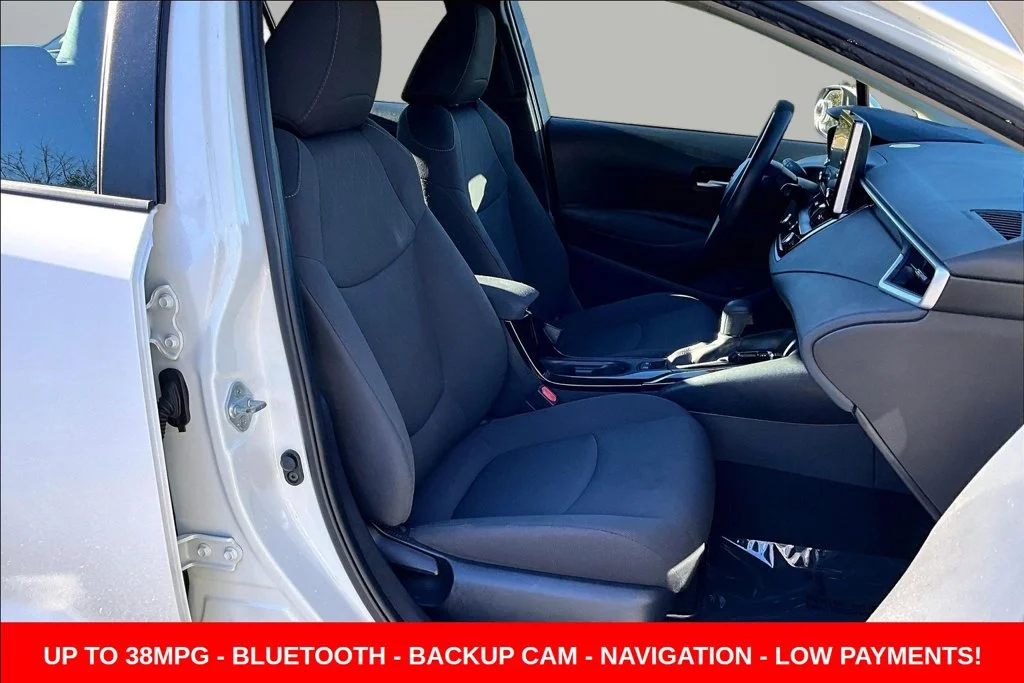 Used 2020 White Toyota LE image 33