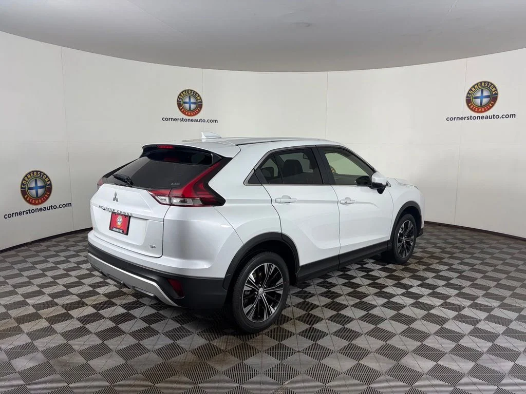 Used 2022 Silver Mitsubishi SE image 17