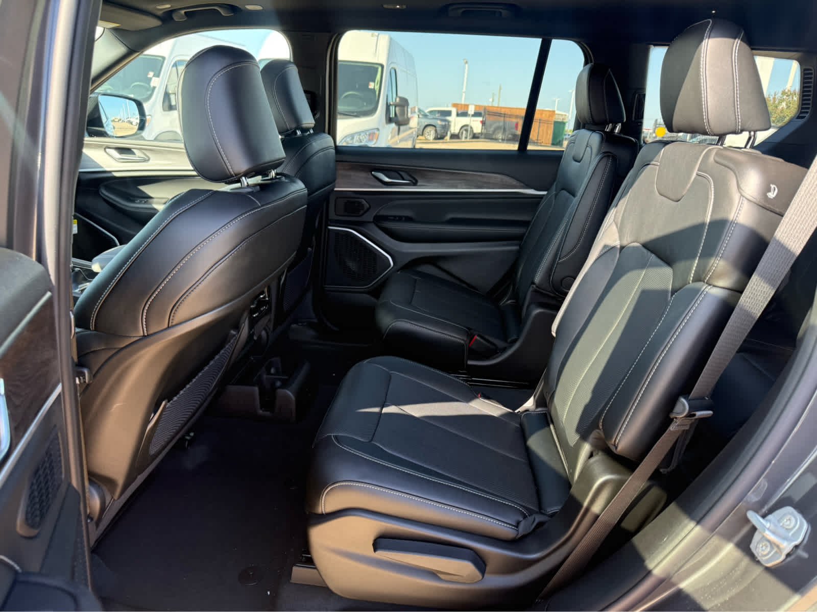 New 2026 Baltic Gray Metallic Clear-Coat Exterior Paint Jeep Limited Reserve image 10