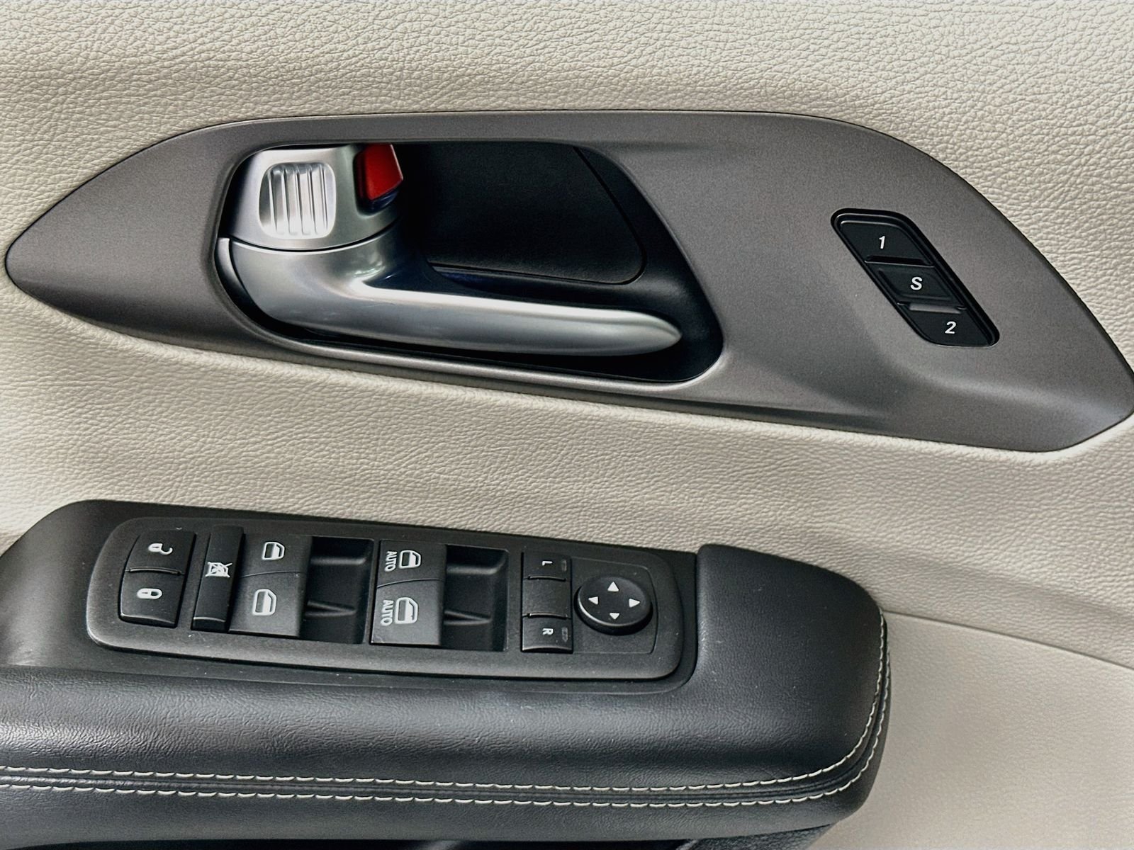Used 2023 Silver Mist Clearcoat Chrysler Touring L image 18