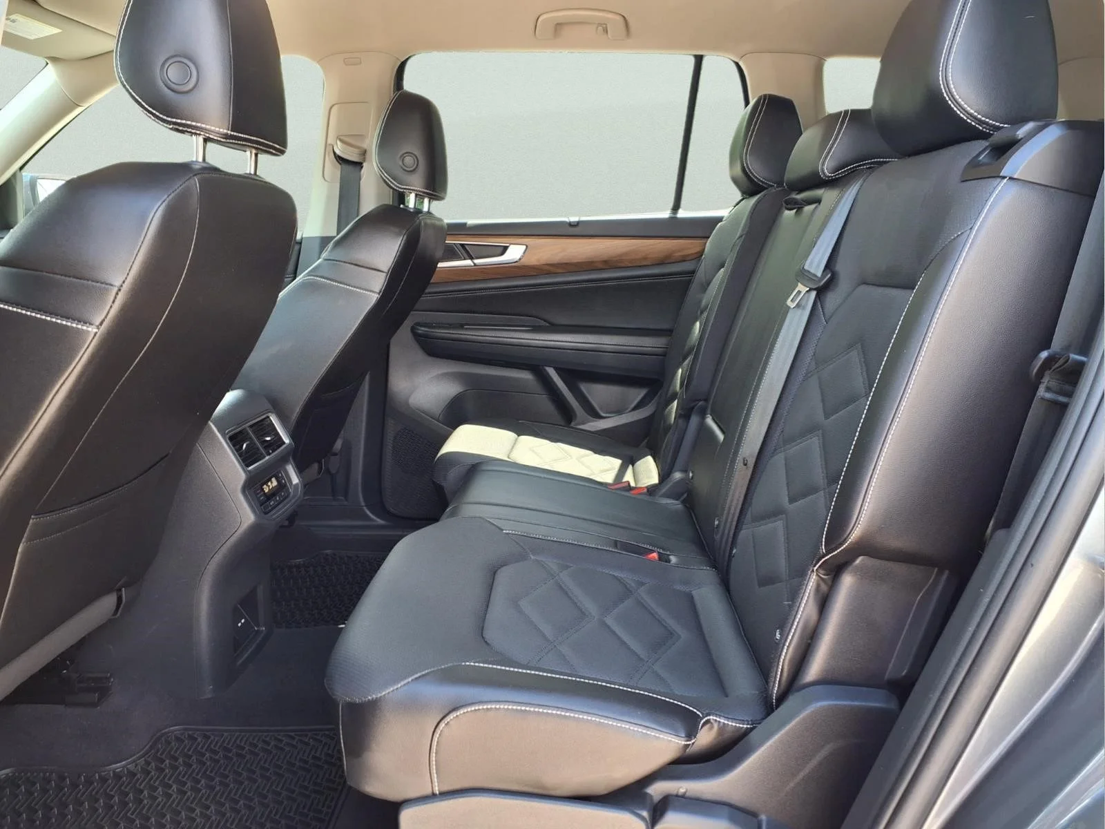 Used 2024 Gray Volkswagen 2.0T SE w/Technology image 13