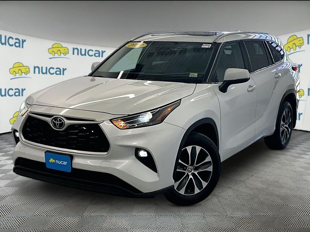 Used 2022 Pearl Toyota XLE image 3