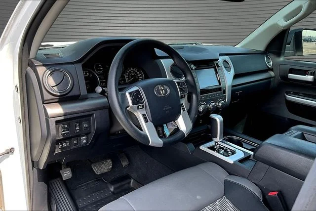 Used 2018 White Toyota SR5 image 17