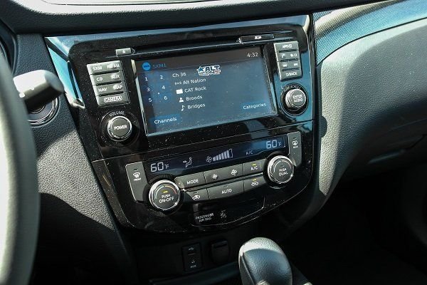 Used 2014 Silver Nissan SL image 18
