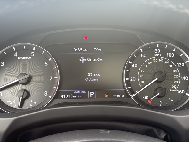 Used 2023 White INFINITI LUXE image 22