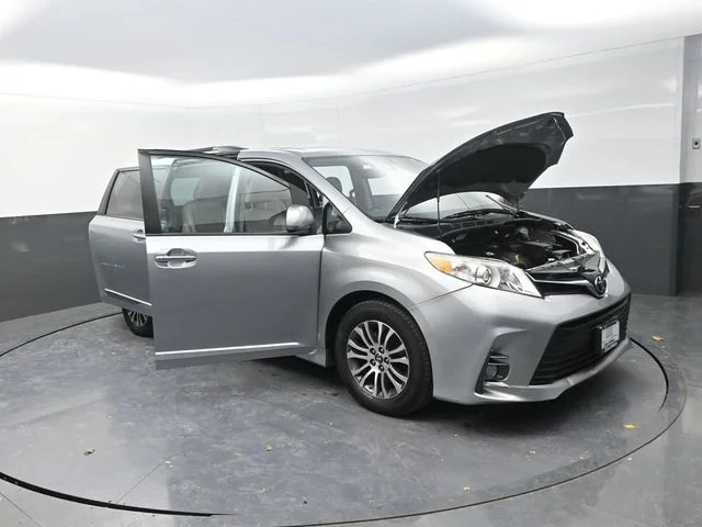 Used 2018 Silver Toyota XLE image 28