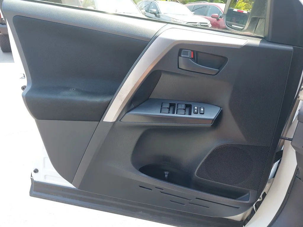 Used 2018 White Toyota LE image 26