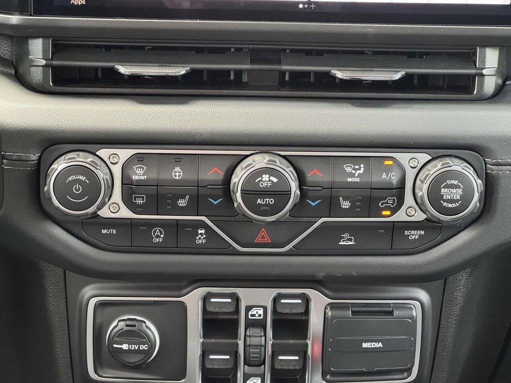 2025 Jeep Wrangler 4-Door Sahara - Photo 20