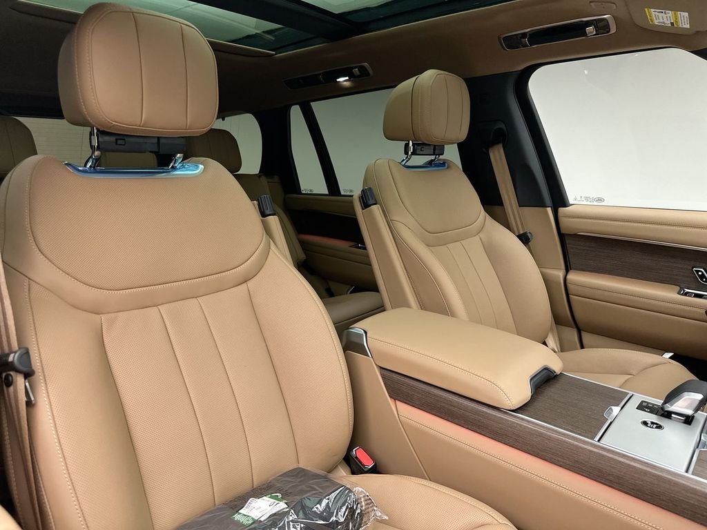 New 2026 Belgravia Green Metallic Land Rover SE image 6