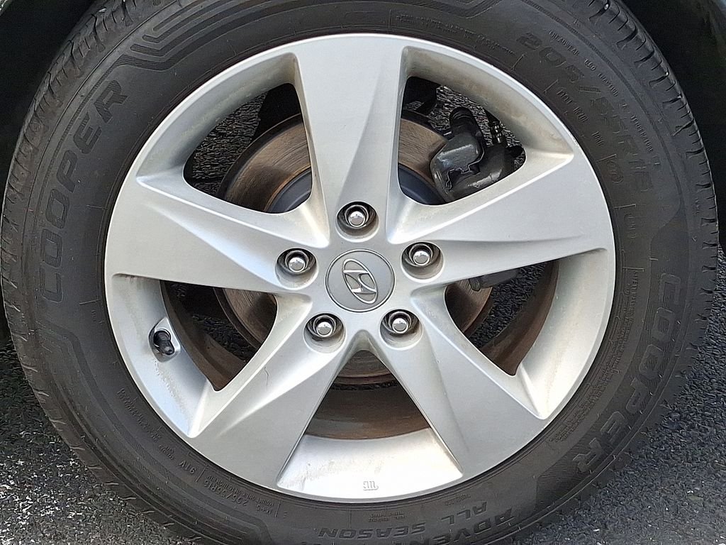 Used 2011 Black Hyundai GLS image 10