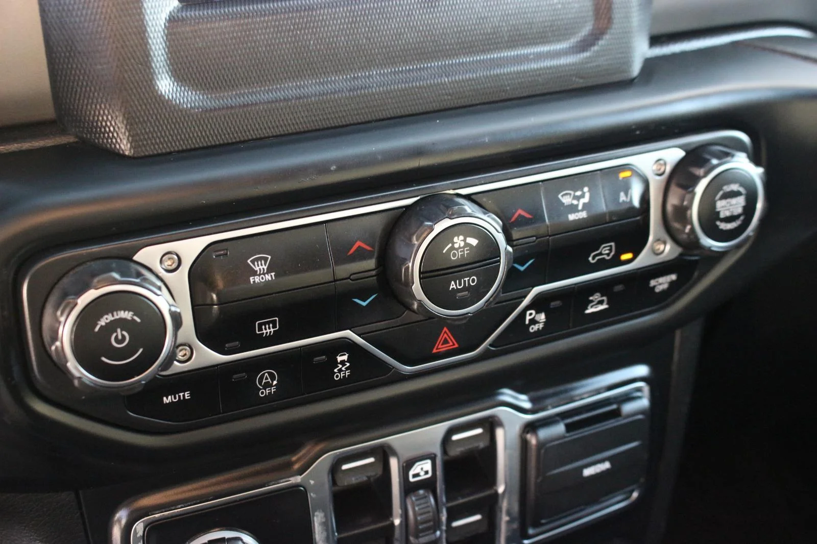 Used 2020 Silver Jeep Sport S image 24