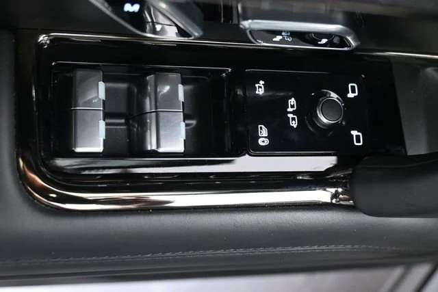 Used 2024 Varesine Blue Metallic [blue] Land Rover Dynamic SE image 11