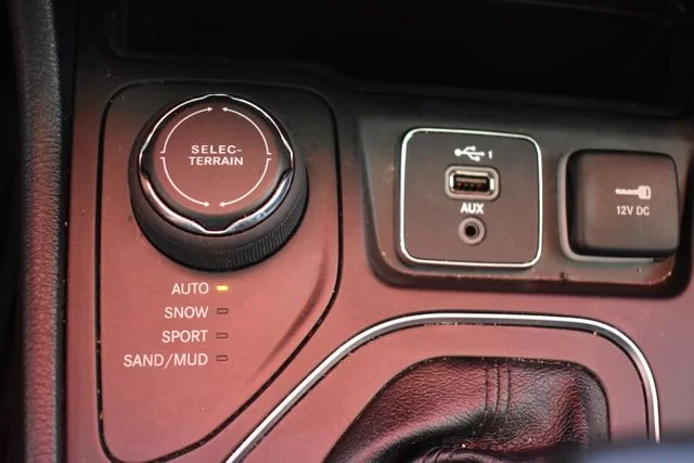 Used 2020 White Jeep Latitude image 31