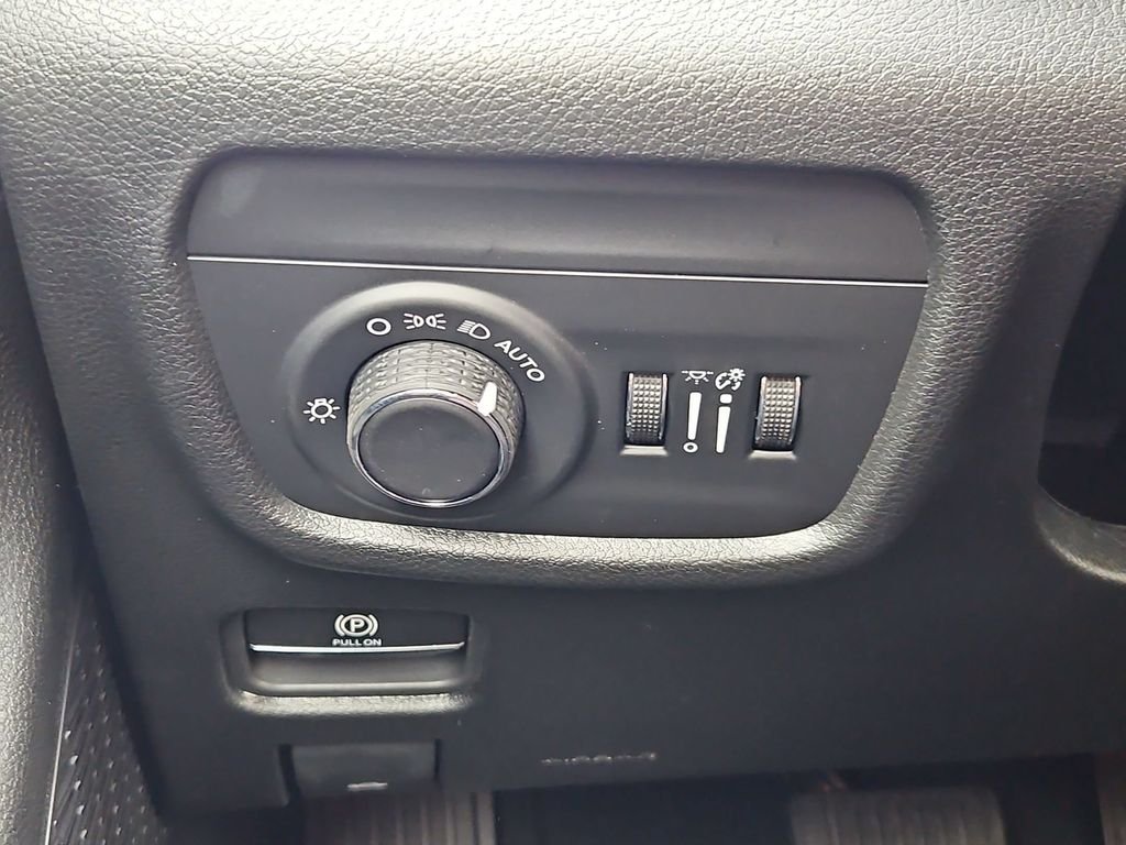 New 2026 Diamond Black Crystal Pearlcoat Jeep Laredo X image 18
