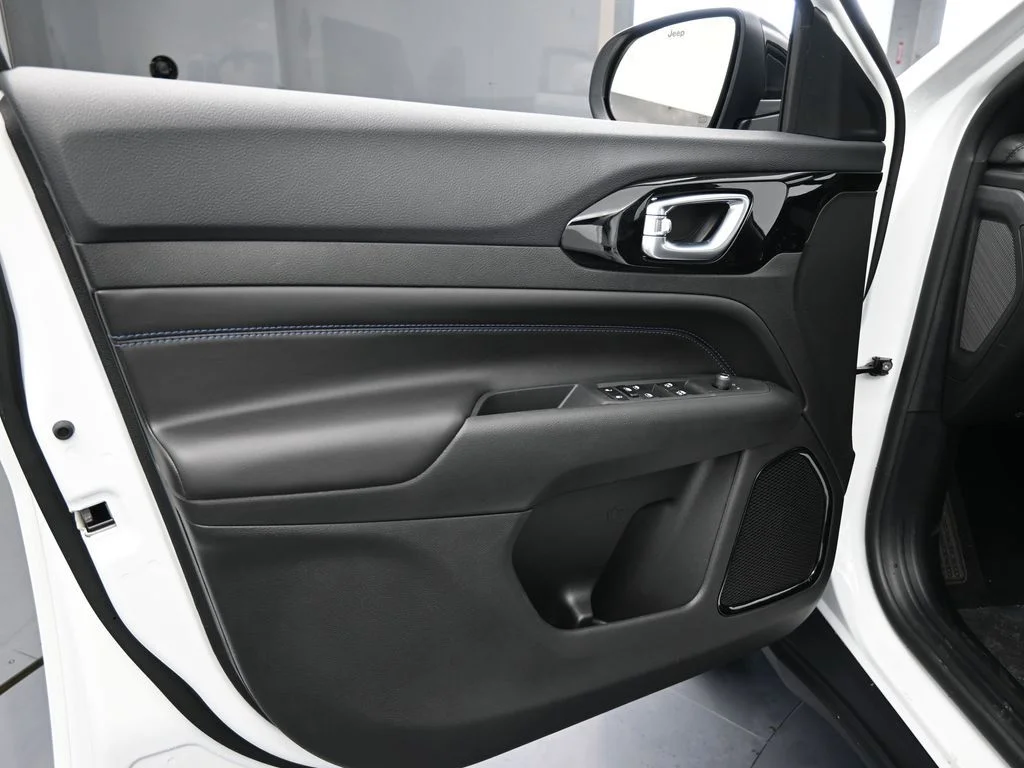 New 2026 Bright White Clear-Coat Exterior Paint Jeep Latitude image 15