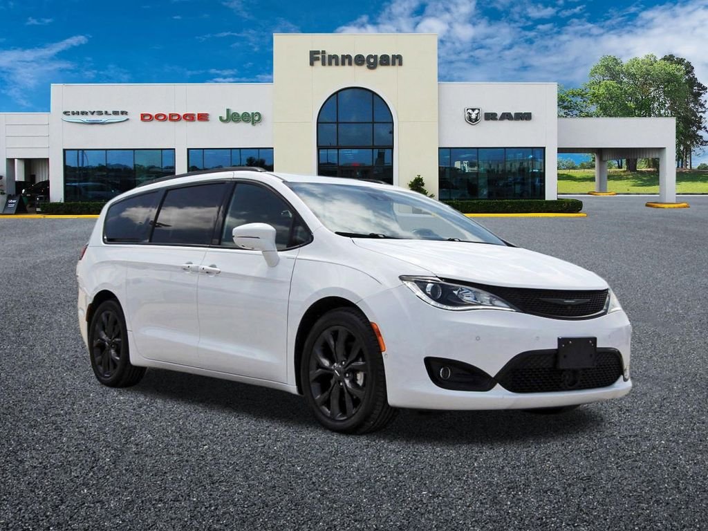 2020 Chrysler Pacifica Limited's photo