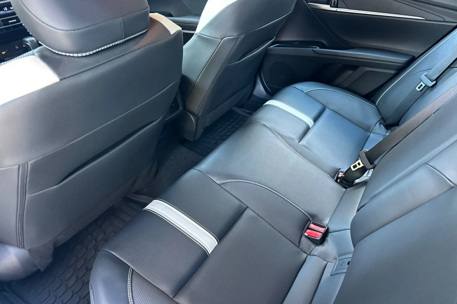 2025 Toyota Camry SE - Photo 8