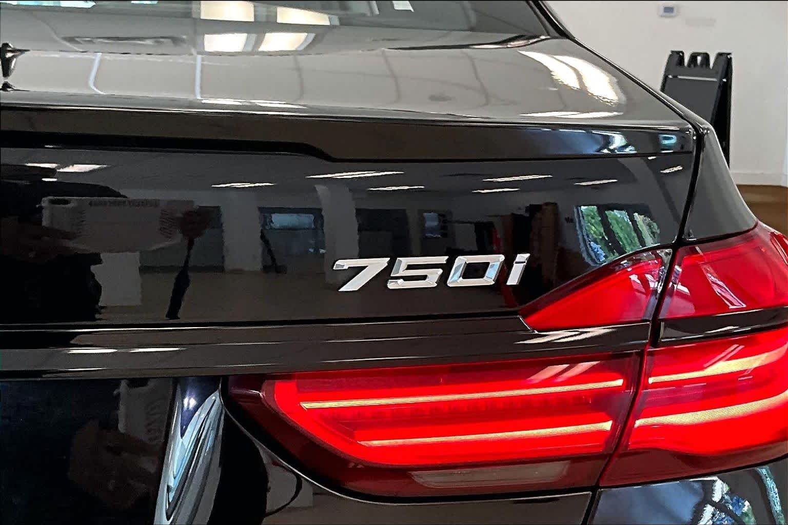Used 2019 Black Sapphire Metallic BMW 750i image 27