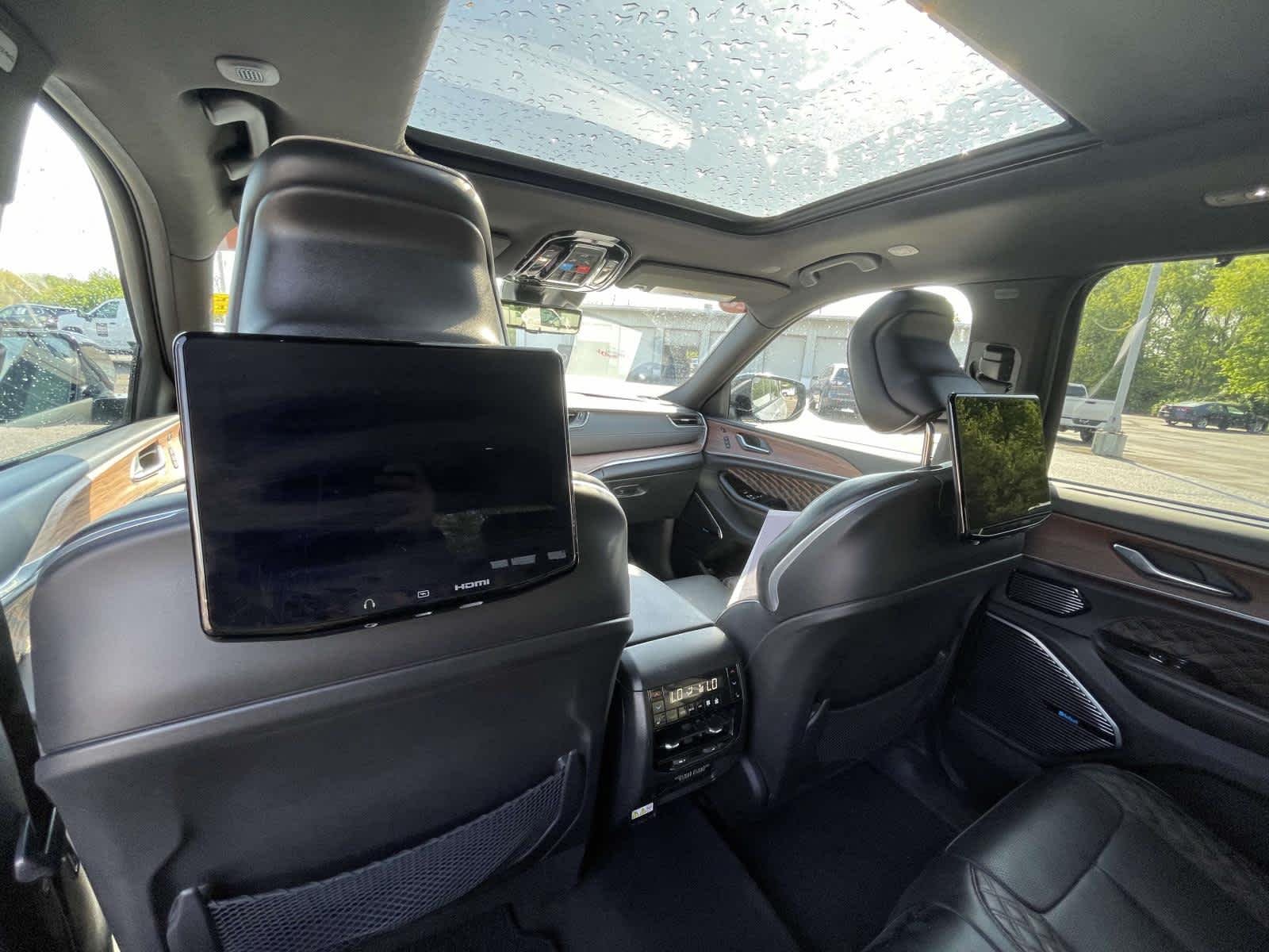 Used 2023 Silver Jeep Summit 4x4 image 25