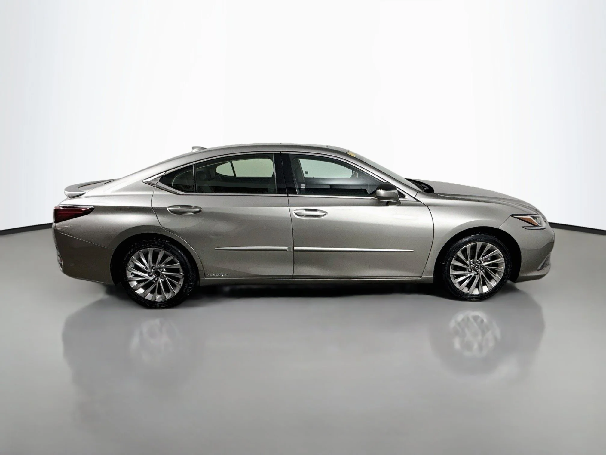 Used 2019 Silver Lexus 300h Luxury image 8