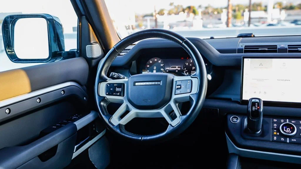 Used 2023  Land Rover SE image 18