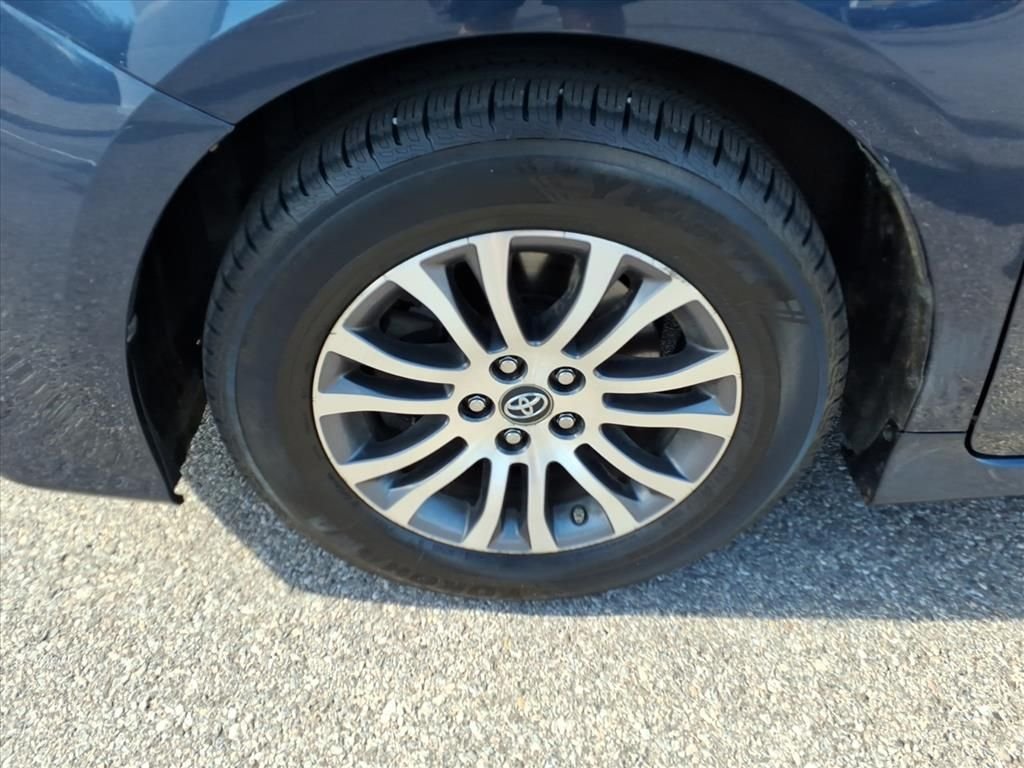 Used 2020 Beige Toyota XLE image 11