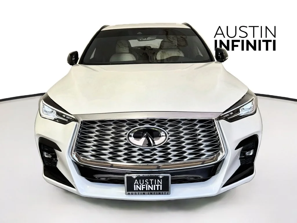 Certified Used 2025 White INFINITI LUXE image 4