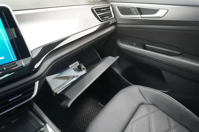 2025 Volkswagen Atlas Cross Sport SE w/Tech - Photo 36