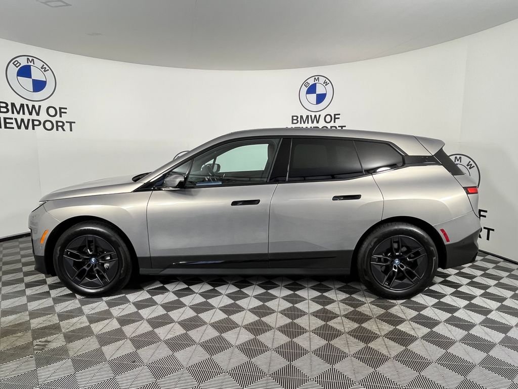 Used 2024 Gray BMW xDrive50 image 13