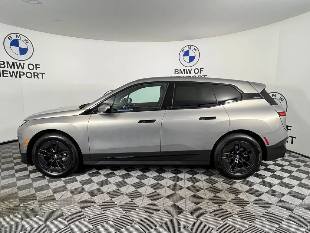 Used 2024 Gray BMW xDrive50 image 13